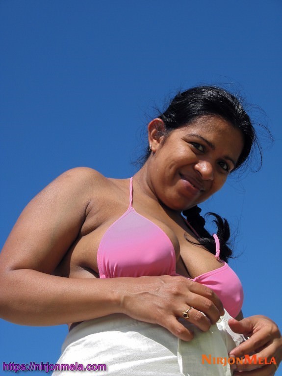 indian_bhabhi_at_beach_nude_in_bikini2.jpg