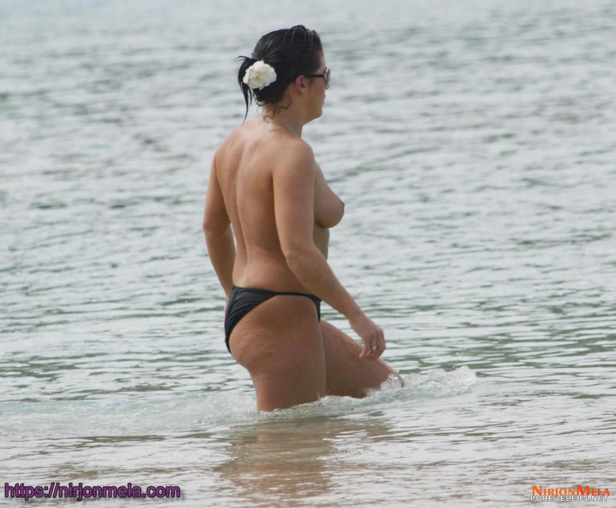 jessie-wallace-caught-topless-on-a-beach-1.jpg