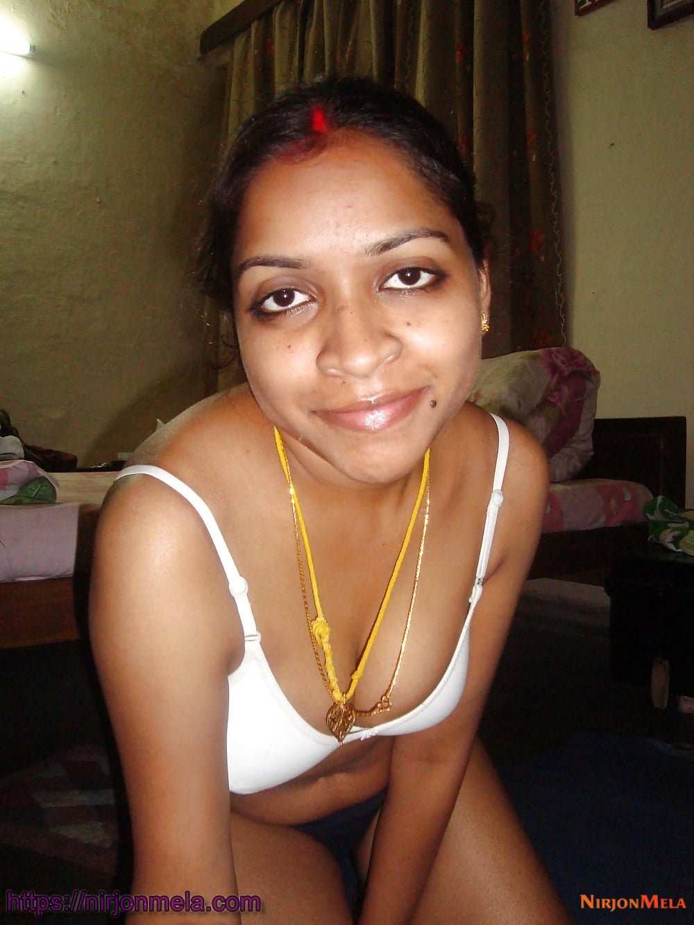 indian-bhabhi-porn-showing-lovely-big-boobs-in-bedroom-4.jpg