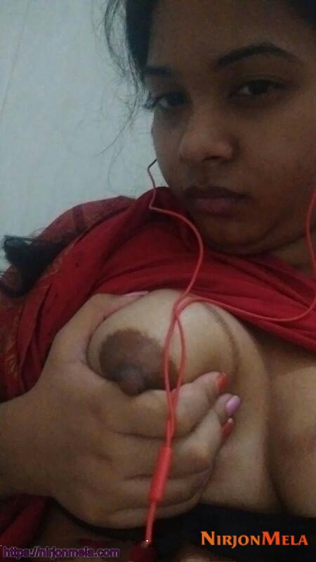 juicy-indian-sex-babe-pressing-her-natural-tits1.jpg