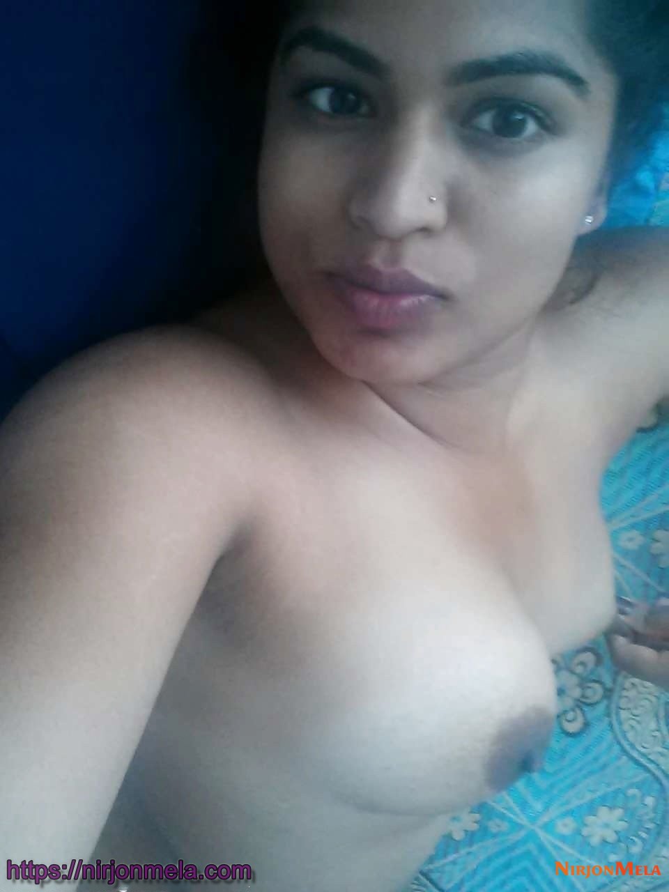 hot-indian-babe-taking-nude-photos-15.jpg