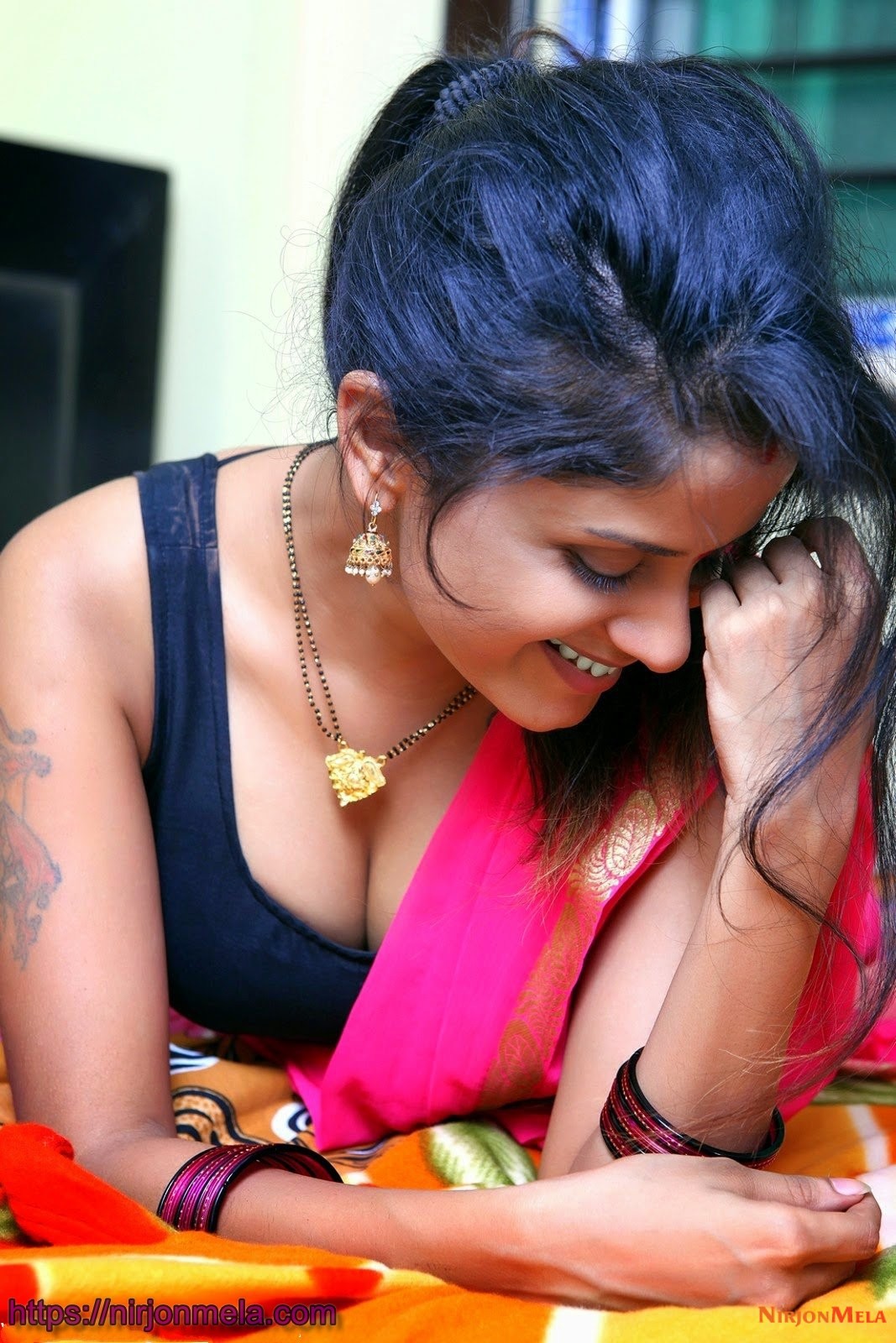 desi-porn-indian-bhabhi-showing-big-cleavage-1.jpg