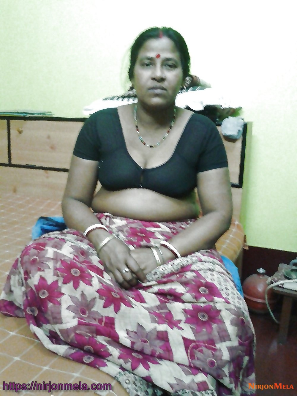 mature-indian-milf-bhabhi-naked-bedroom2.jpg