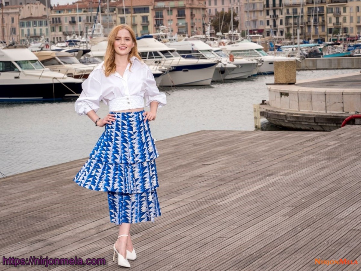 ellie-bamber-les-miserables-photocall-for-2018-mipcom-in-cannes-8.jpg