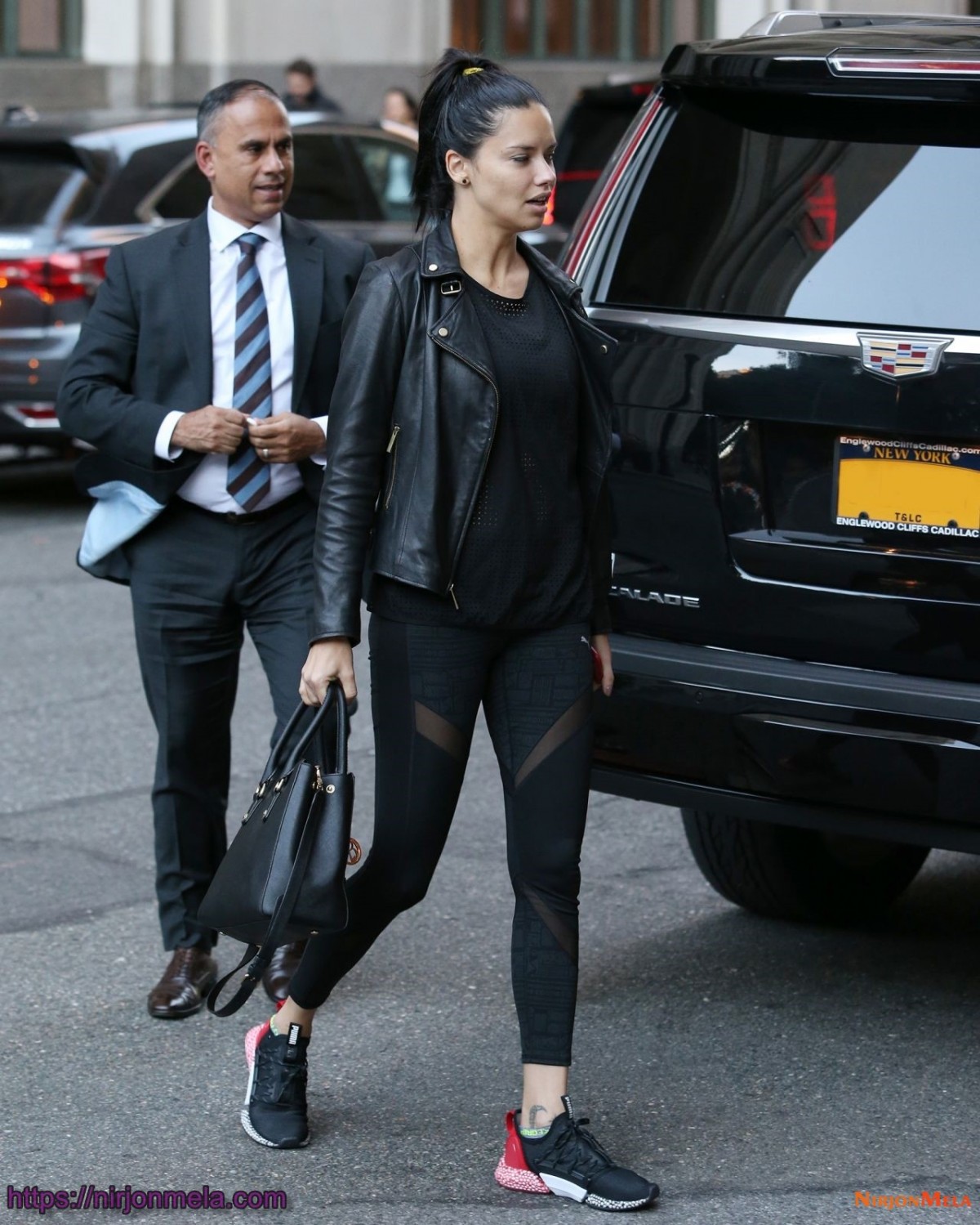 adriana-lima-returning-back-to-her-hotel-in-nyc-10-12-2018-0.jpg