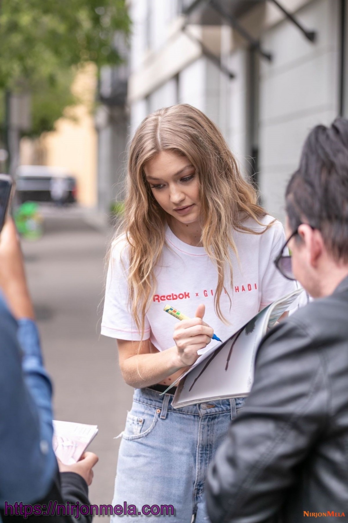 gigi-hadid-meets-the-fans-in-sydney-11-16-2018-4.jpg