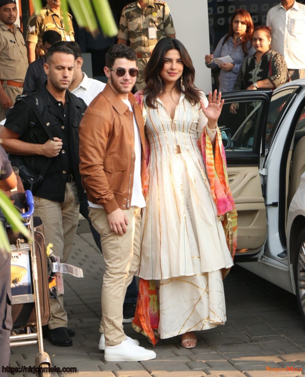 priyanka-chopra-and-nick-jonas-at-the-mumbai-airport-11-28-2018-3.jpg