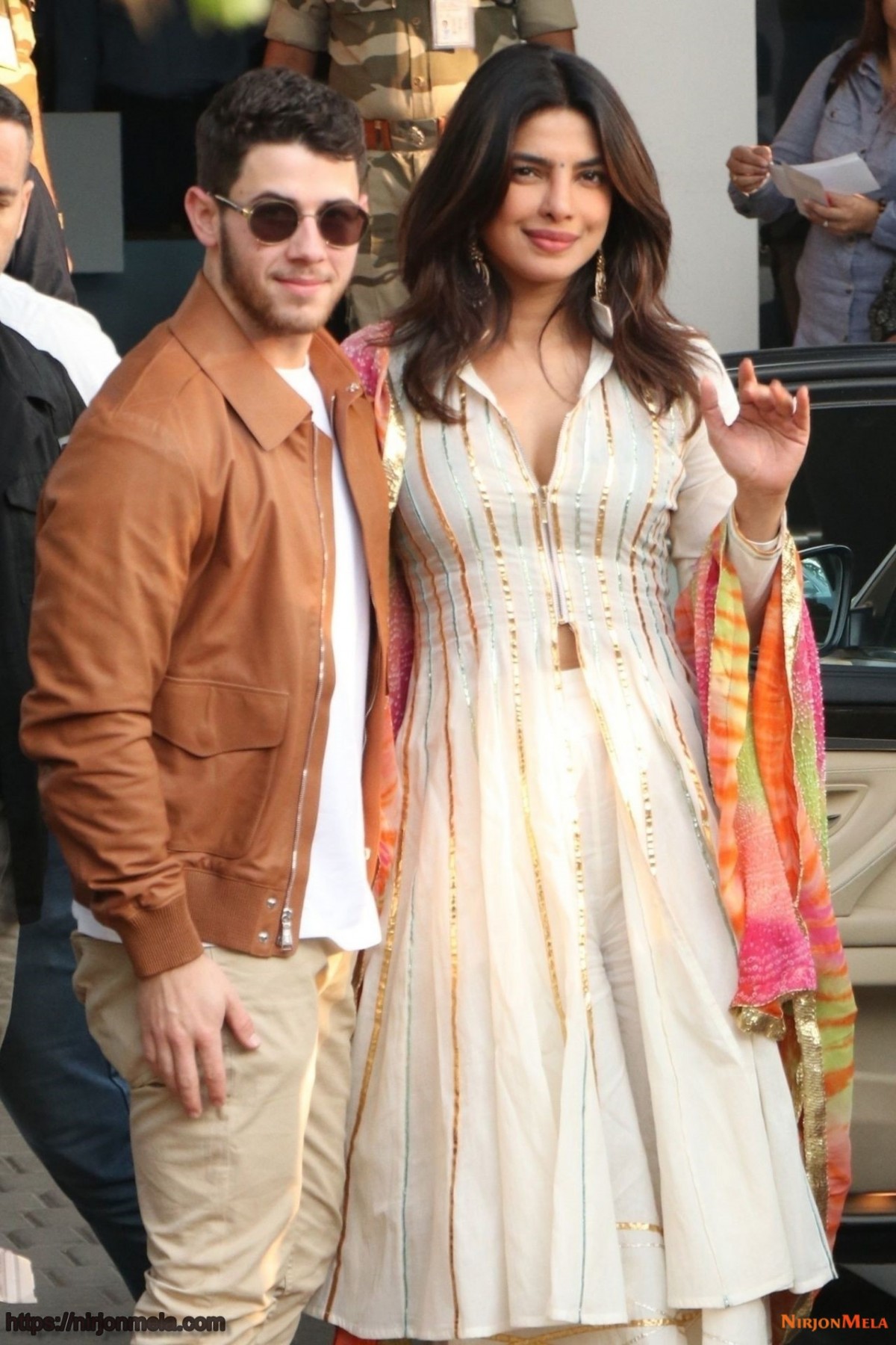 priyanka-chopra-and-nick-jonas-at-the-mumbai-airport-11-28-2018-4.jpg