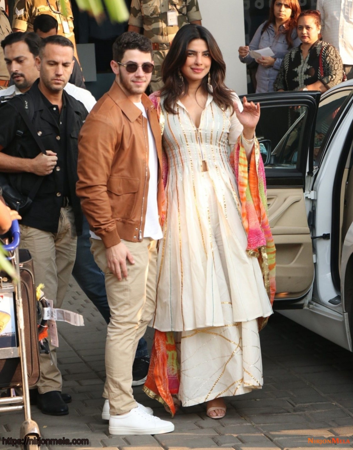 priyanka-chopra-and-nick-jonas-at-the-mumbai-airport-11-28-2018-5.jpg