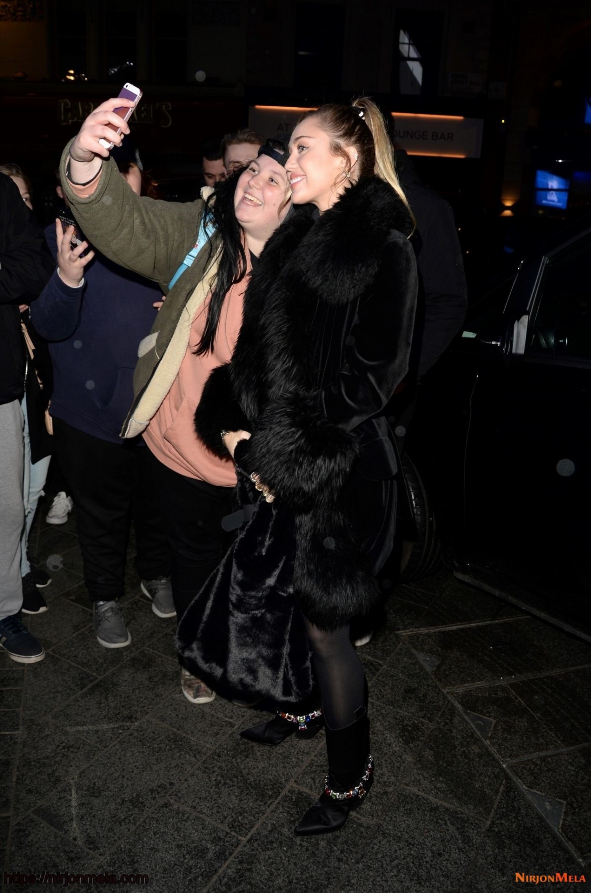 miley-cyrus-greets-fans-at-capital-radio-in-london-12-07-2018-0.jpg