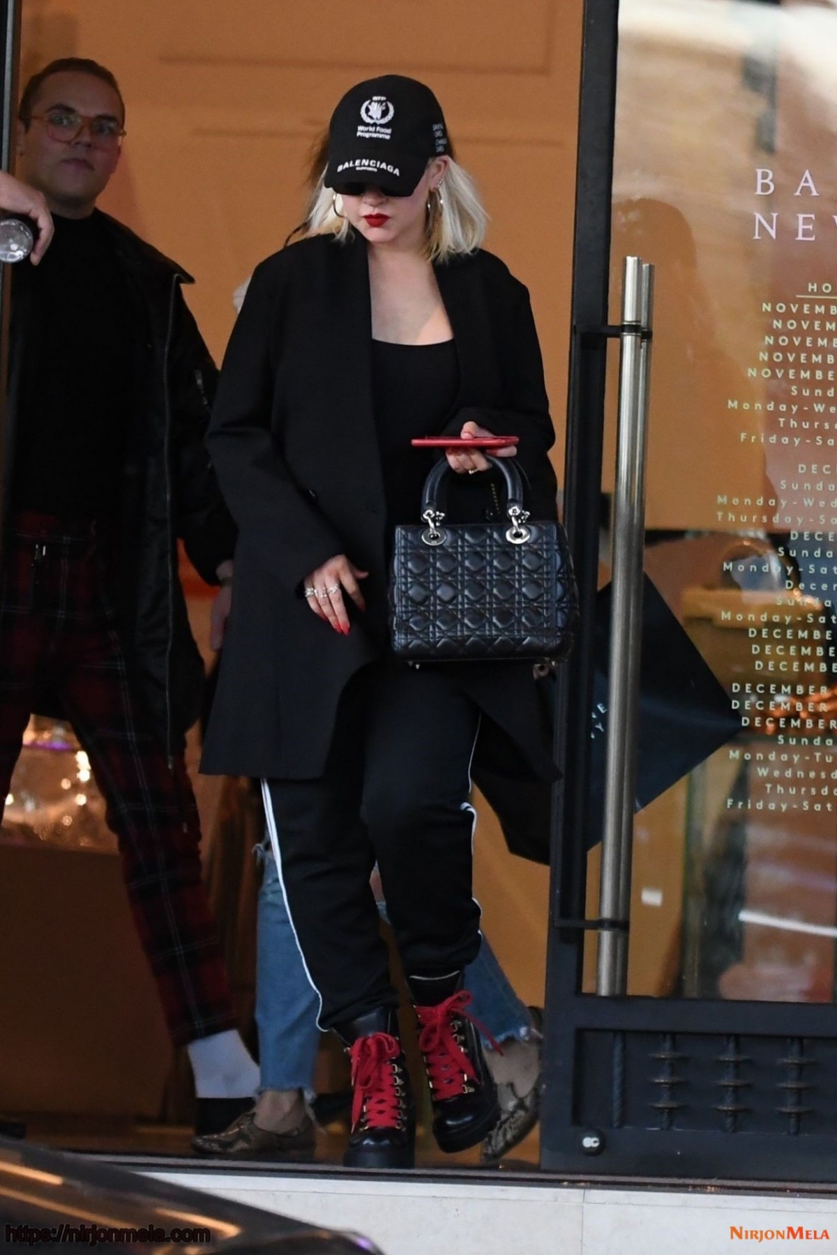 christina-aguilera-holiday-shopping-in-beverly-hills-12-08-2018-0.jpg