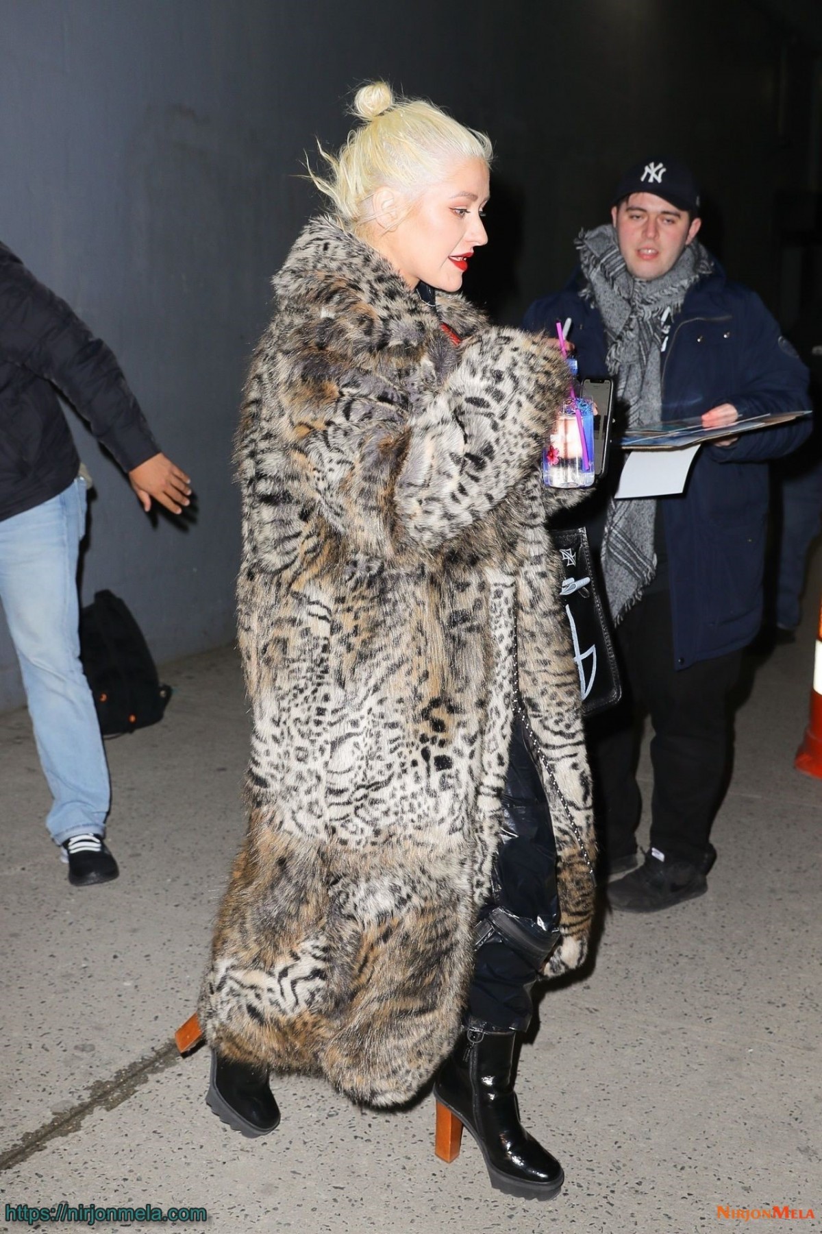 christina-aguilera-exits-a-nye-rehearsal-in-nyc-12-30-2018-3.jpg