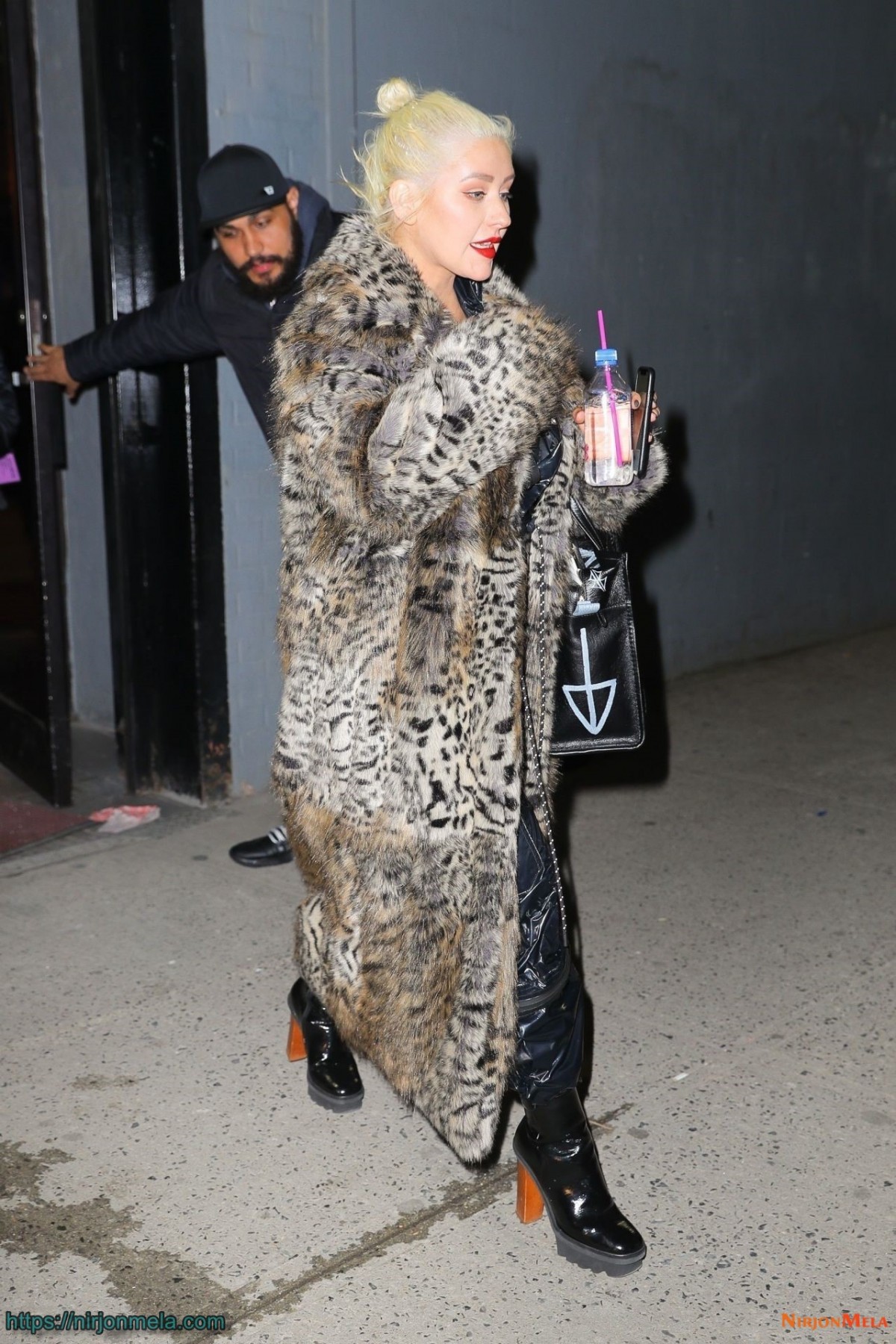 christina-aguilera-exits-a-nye-rehearsal-in-nyc-12-30-2018-5.jpg