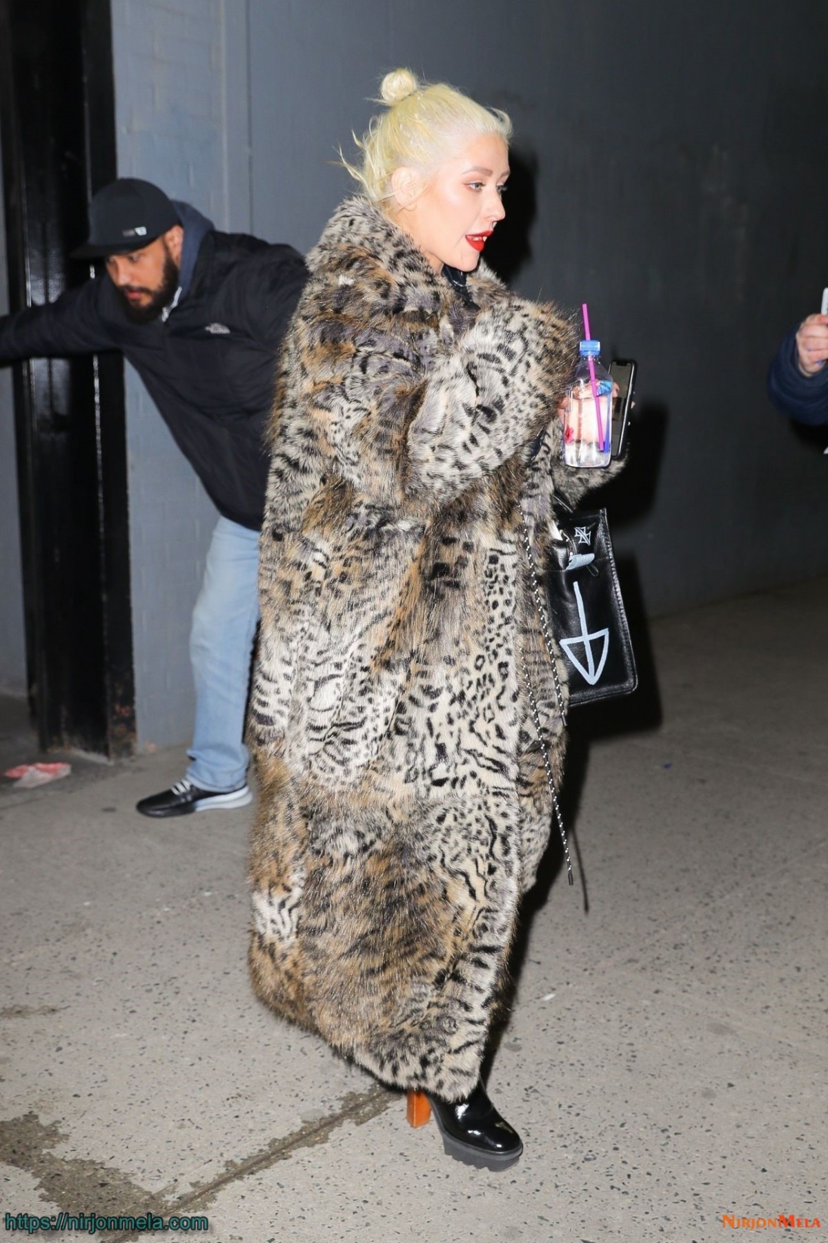 christina-aguilera-exits-a-nye-rehearsal-in-nyc-12-30-2018-8.jpg