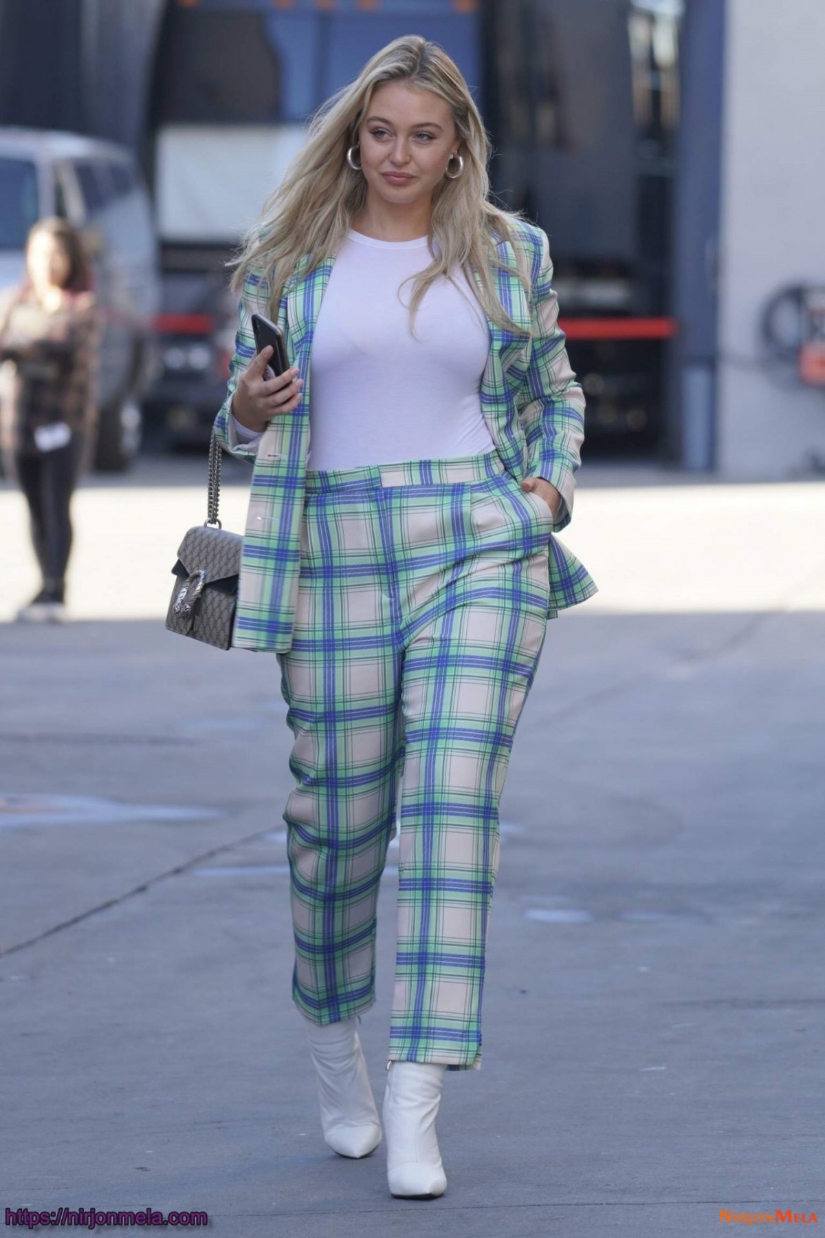 iskra-lawrence-style-and-fashion-01-04-2019-12.jpg