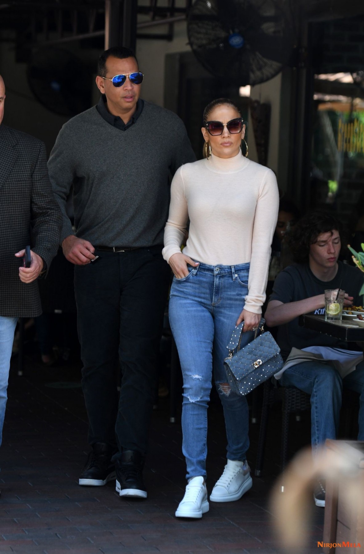 jennifer-lopez-in-tight-jeans-out-for-lunch-in-miami-05-29-2019-0.jpg