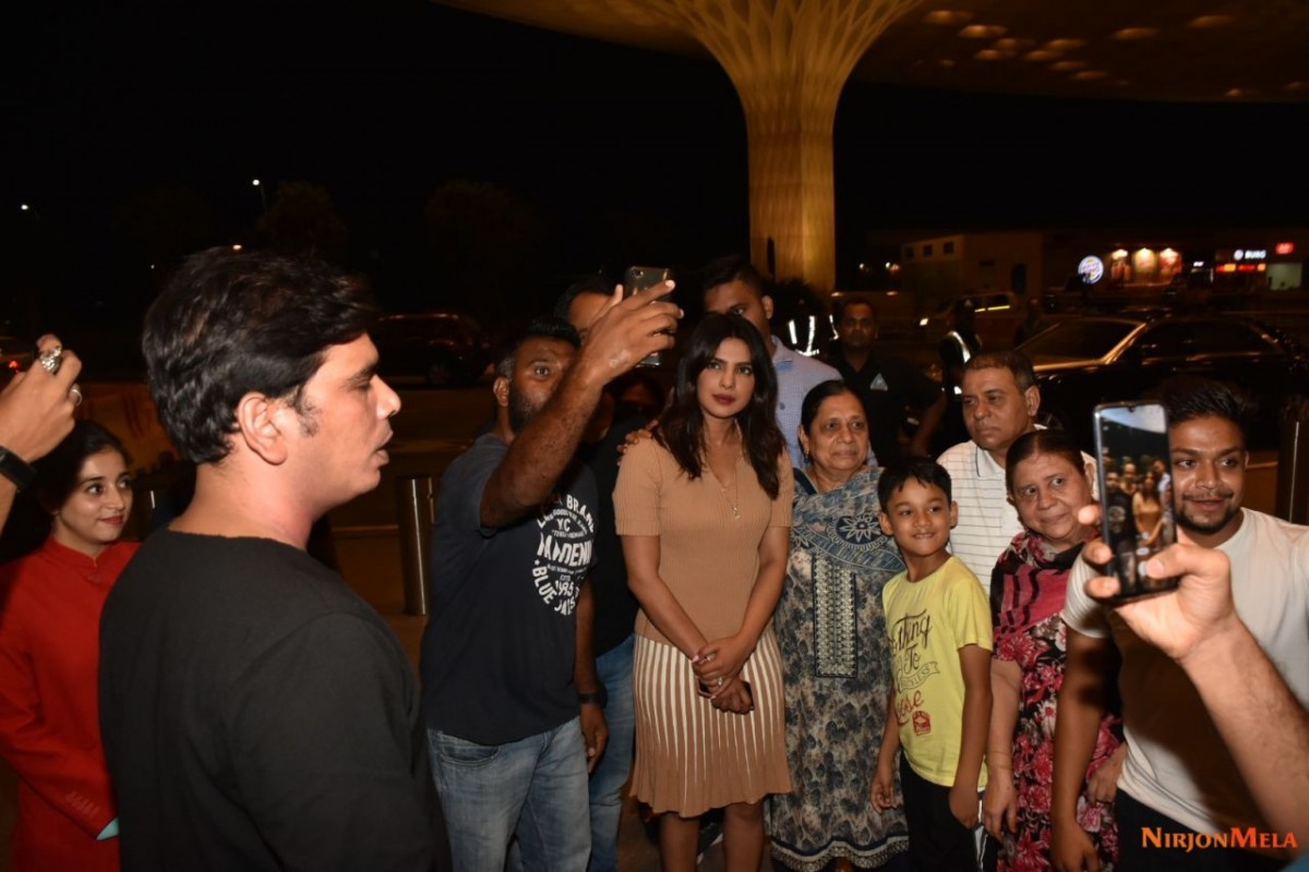 priyanka-chopra-casual-style-heading-to-the-mumbai-airport-06-14-2019-0.jpg