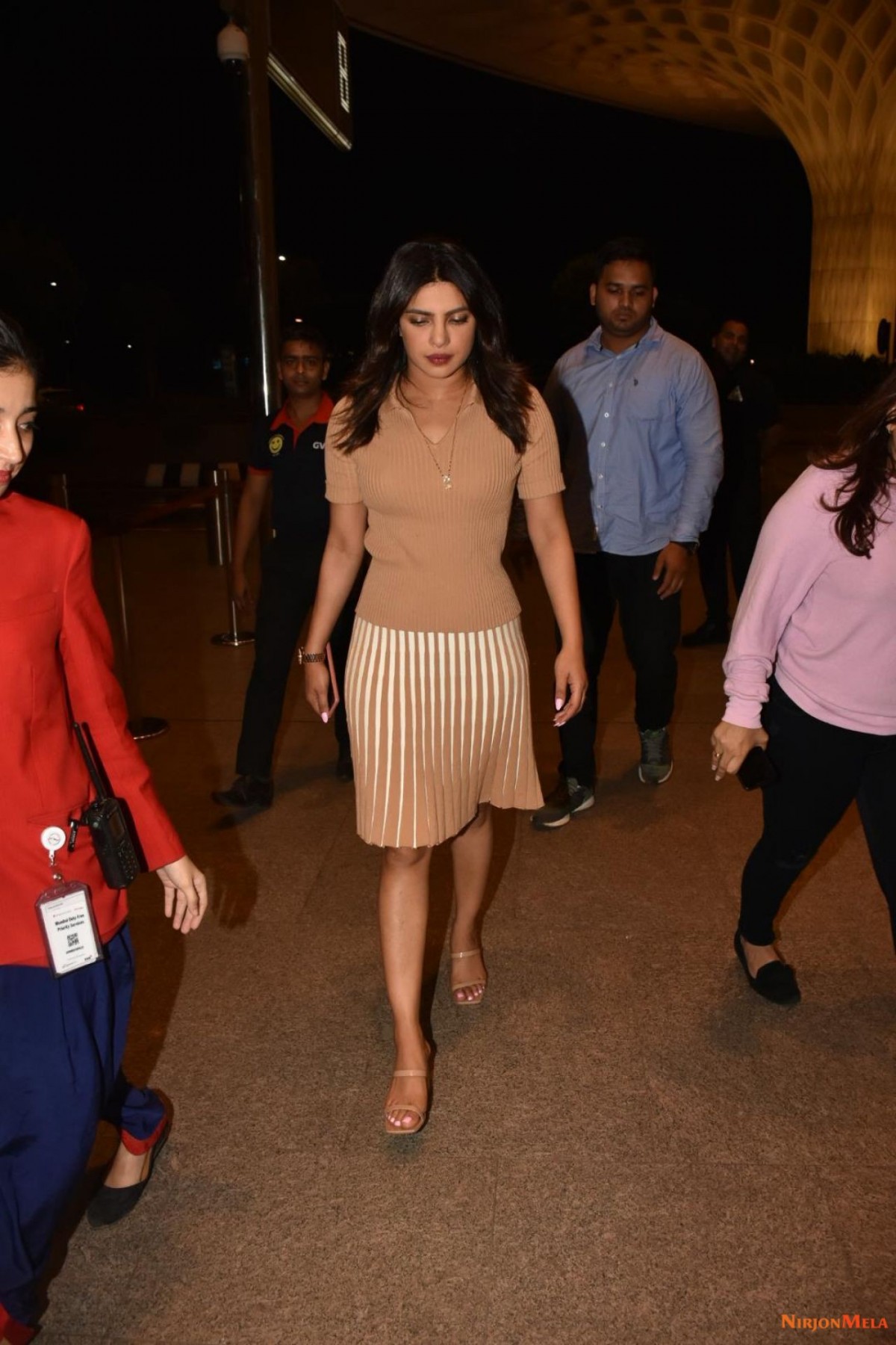 priyanka-chopra-casual-style-heading-to-the-mumbai-airport-06-14-2019-3.jpg