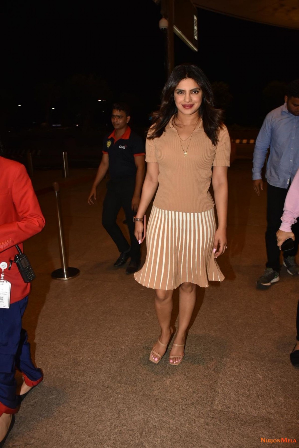 priyanka-chopra-casual-style-heading-to-the-mumbai-airport-06-14-2019-4.jpg