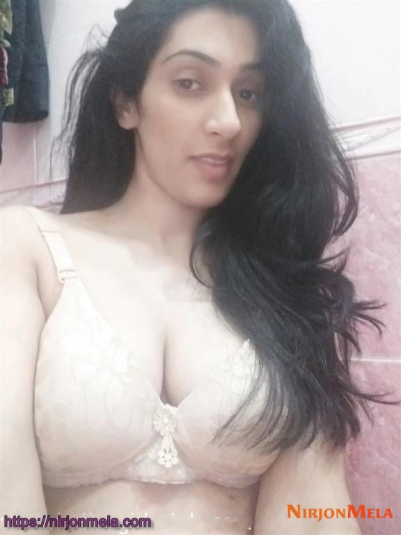 indian_bhabhi_bathroom_nude_photos_before_shower_1.jpg