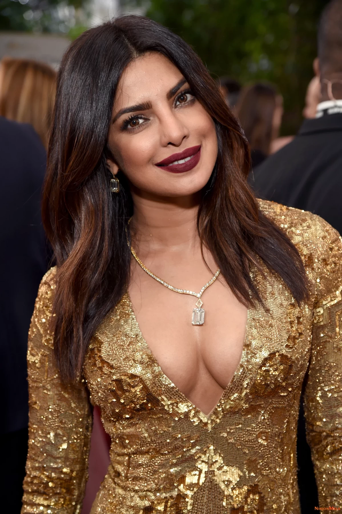 23-48-17-Priyanka-Chopra-Makeup-Hair-Golden-Globes-2017.webp