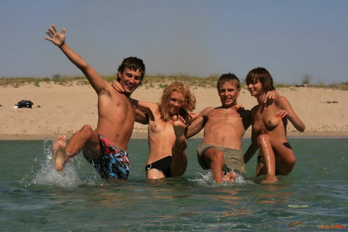 Nudism-Beach-Party-47483111.jpg