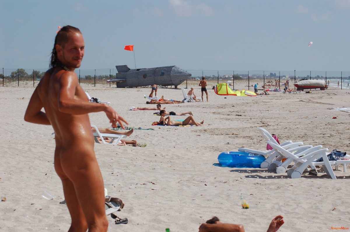 Nudism-Beach-Party-47570468.jpg