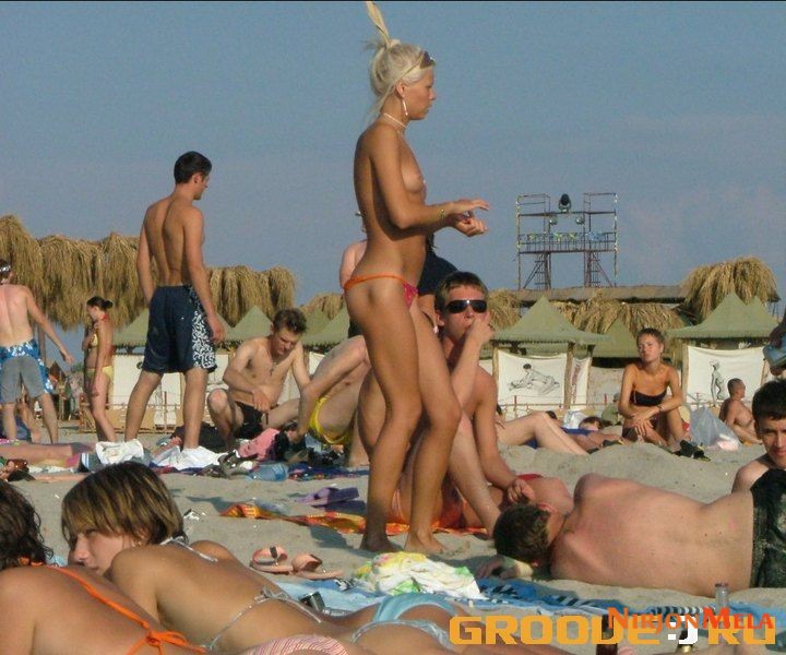 Nudism-Beach-Party-47617485.jpg