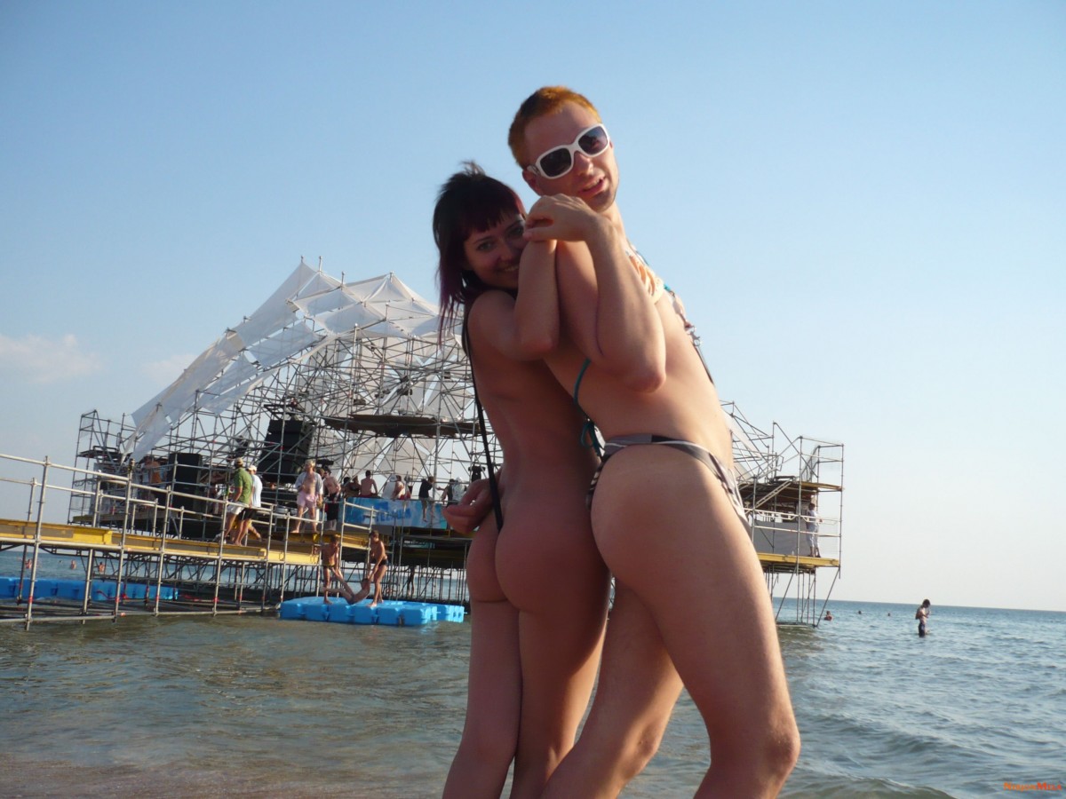 Nudism-Beach-Party-47703696.jpg