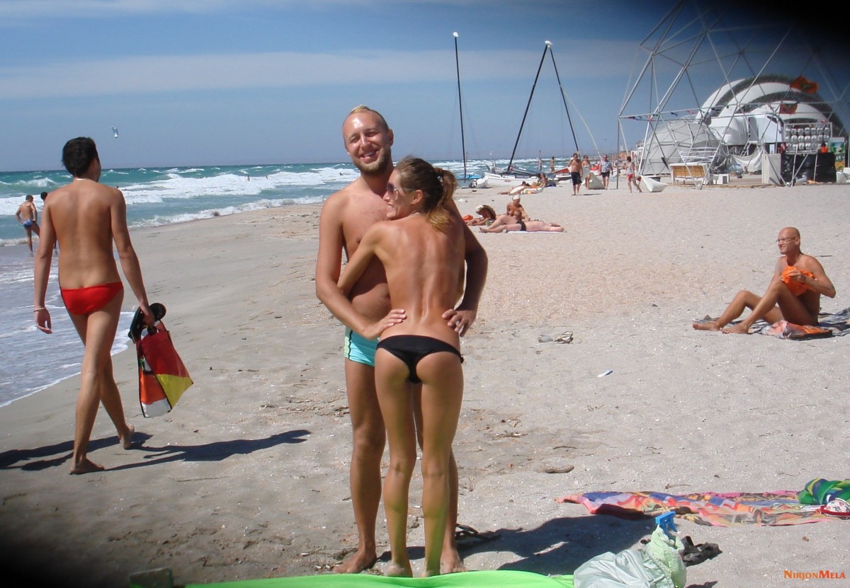 Nudism-Beach-Party-47725516.jpg