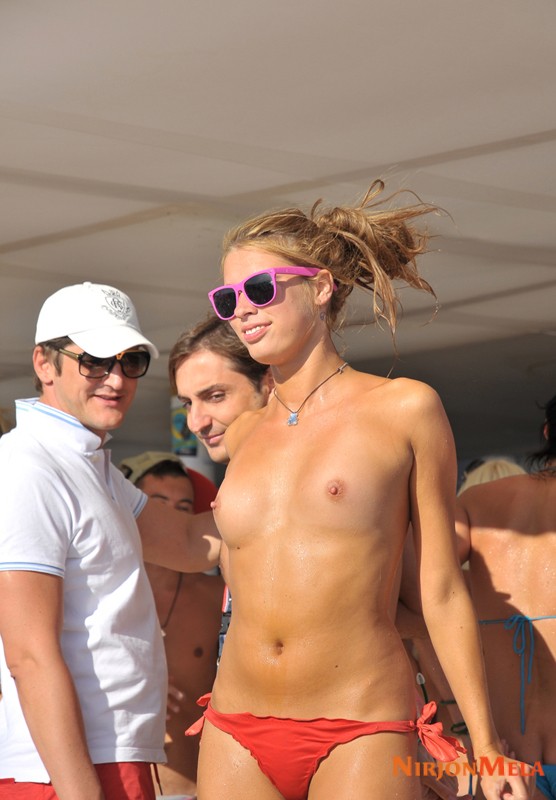 Nudism-Beach-Party-48188168.jpg