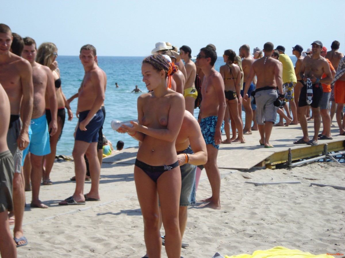 Nudism-Beach-Party-48429578.jpg