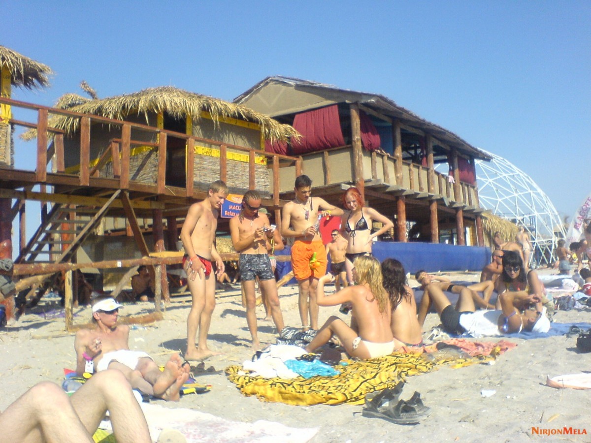 Nudism-Beach-Party-48480478.jpg