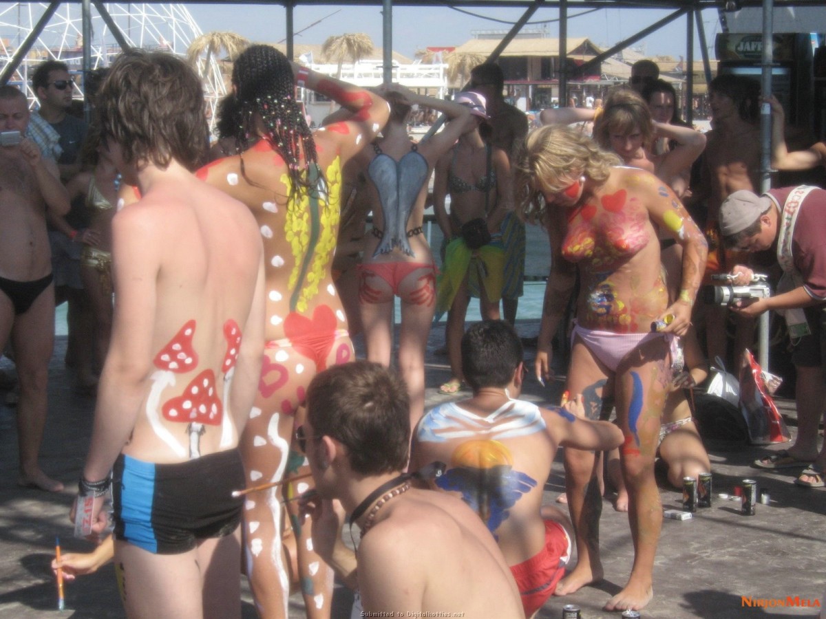 Nudism-Beach-Party-48523112.jpg