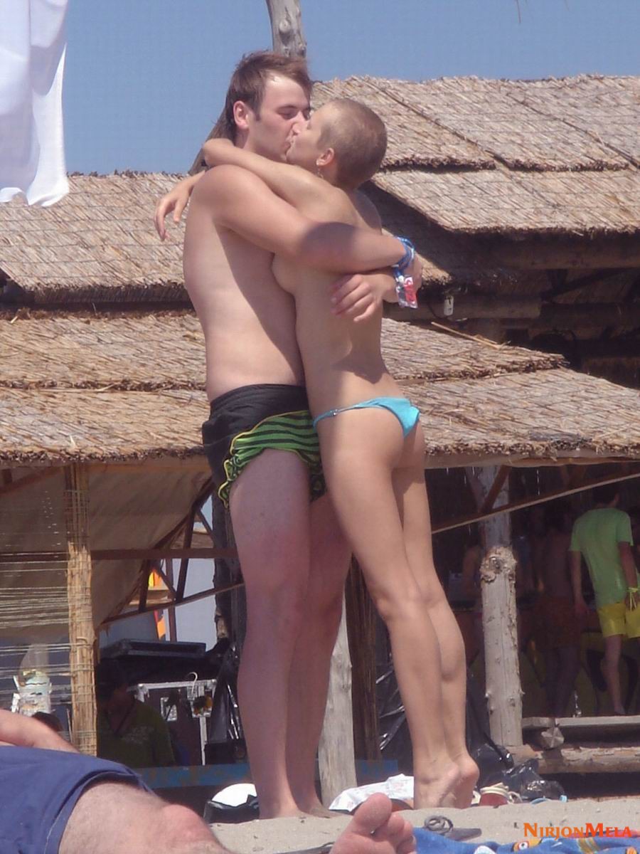 Nudism-Beach-Party-48582667.jpg