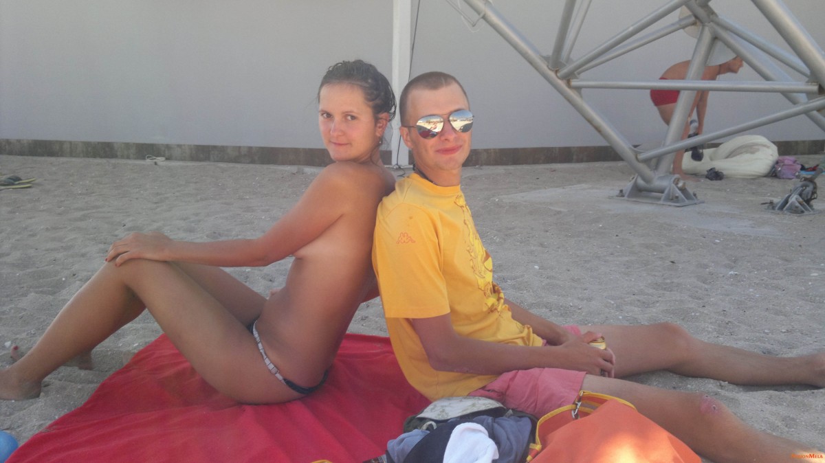 Nudism-Beach-Party-48746277.jpg