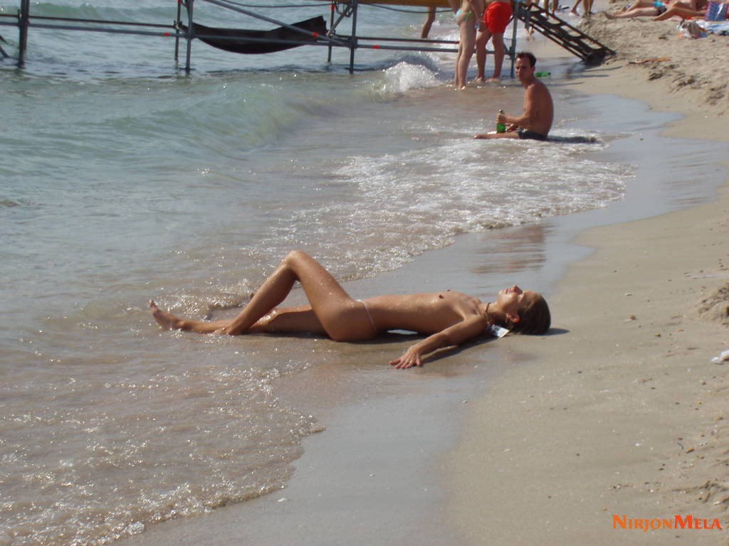 Nudism-Beach-Party-48828473.jpg