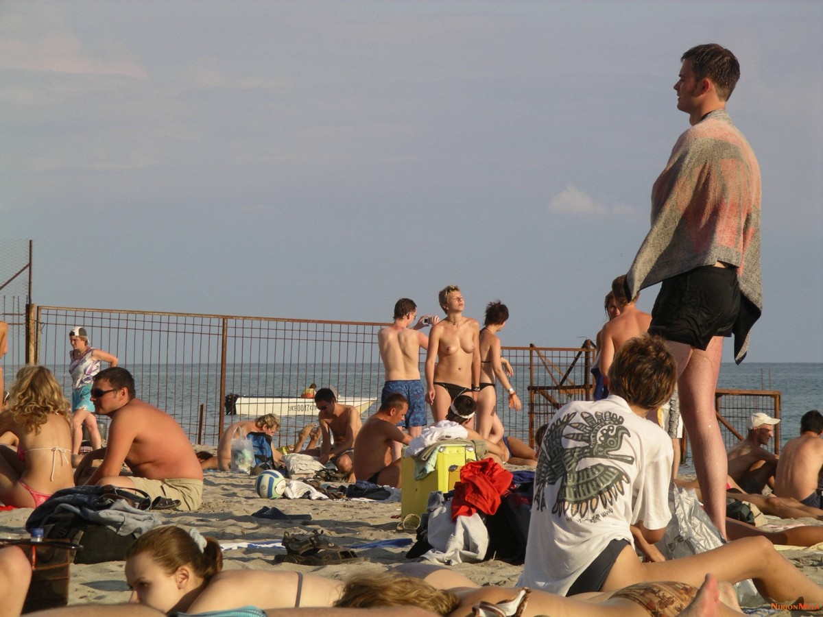 Nudism-Beach-Party-49410640.jpg