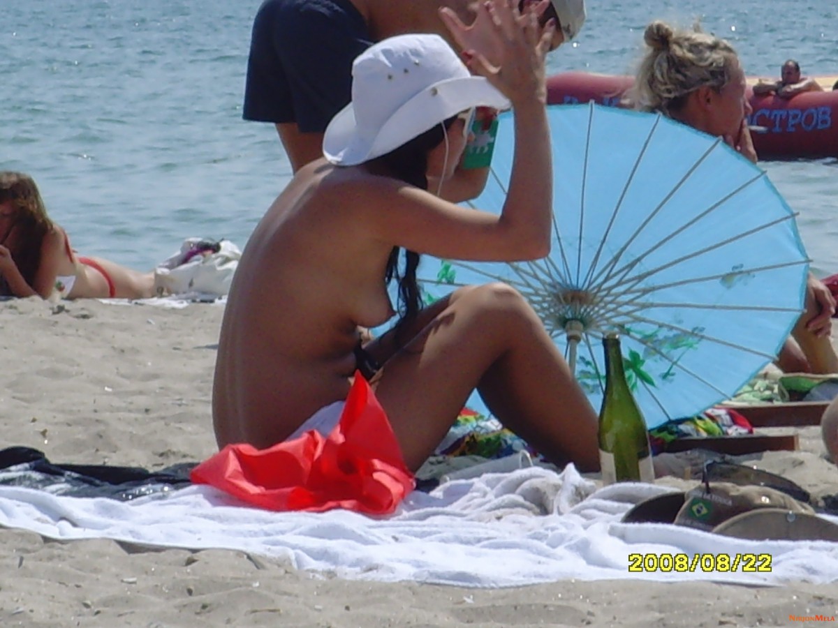 Nudism-Beach-Party-50137460.jpg