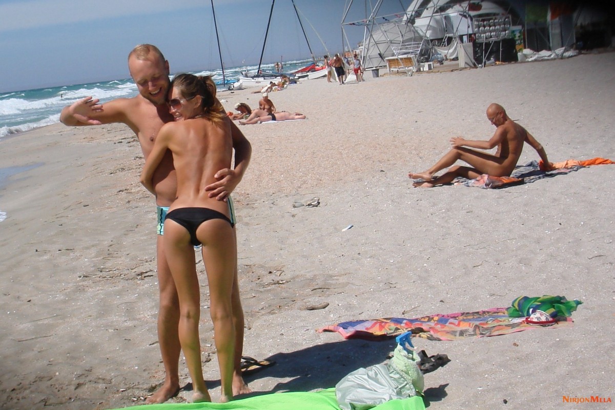 Nudism-Beach-Party-50214876.jpg