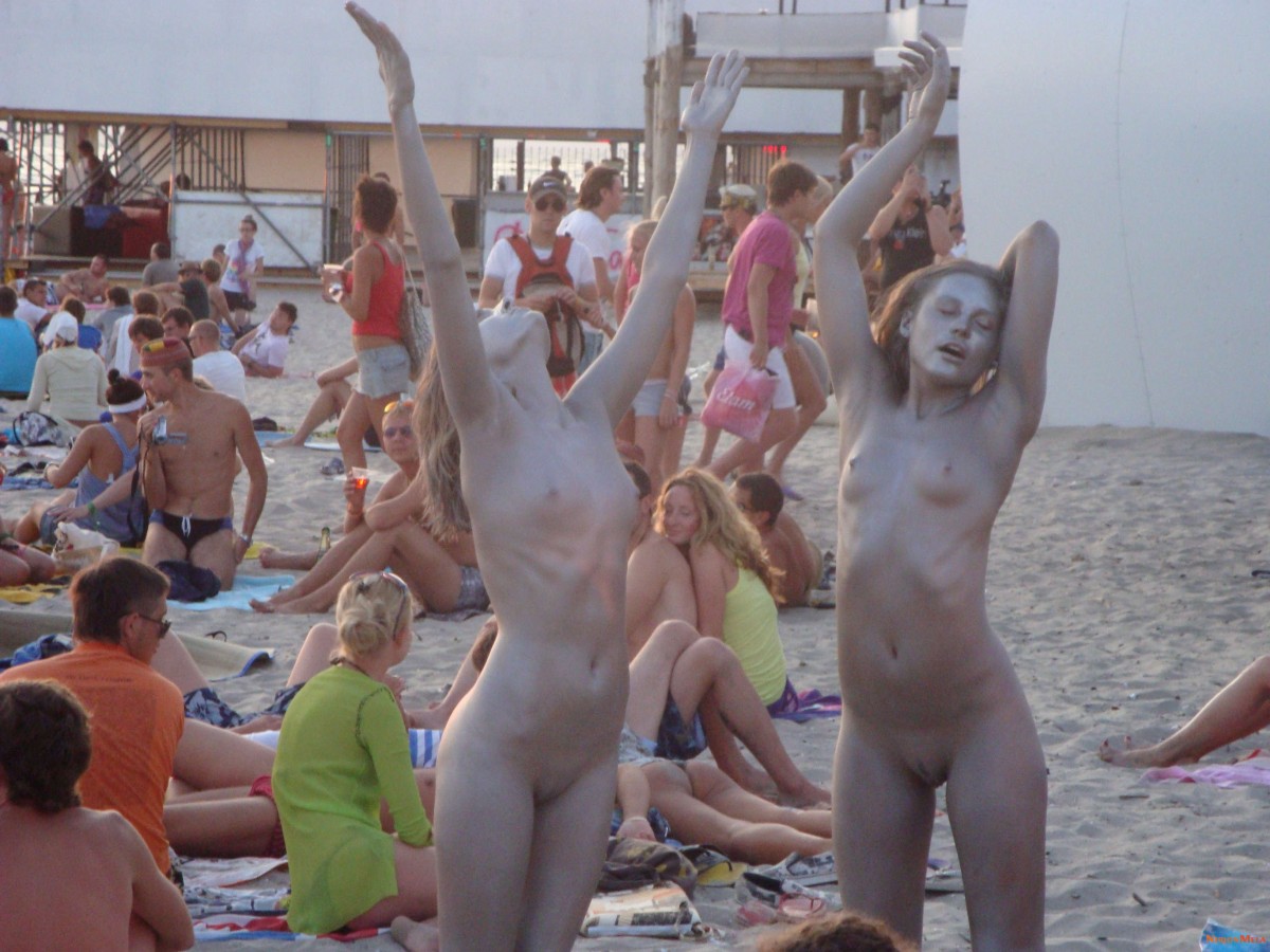 Nudism-Beach-Party-50297873.jpg