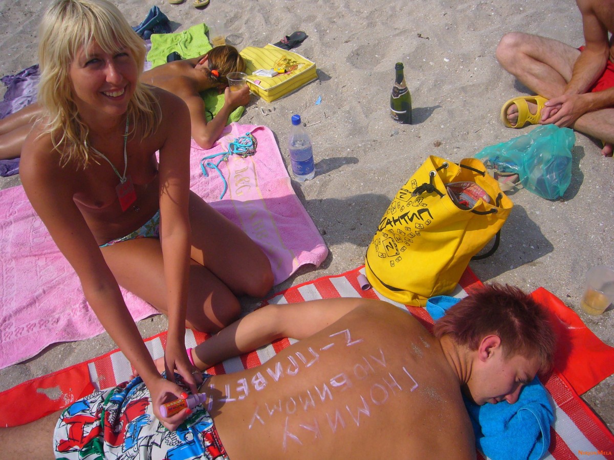 Nudism-Beach-Party-50483638.jpg