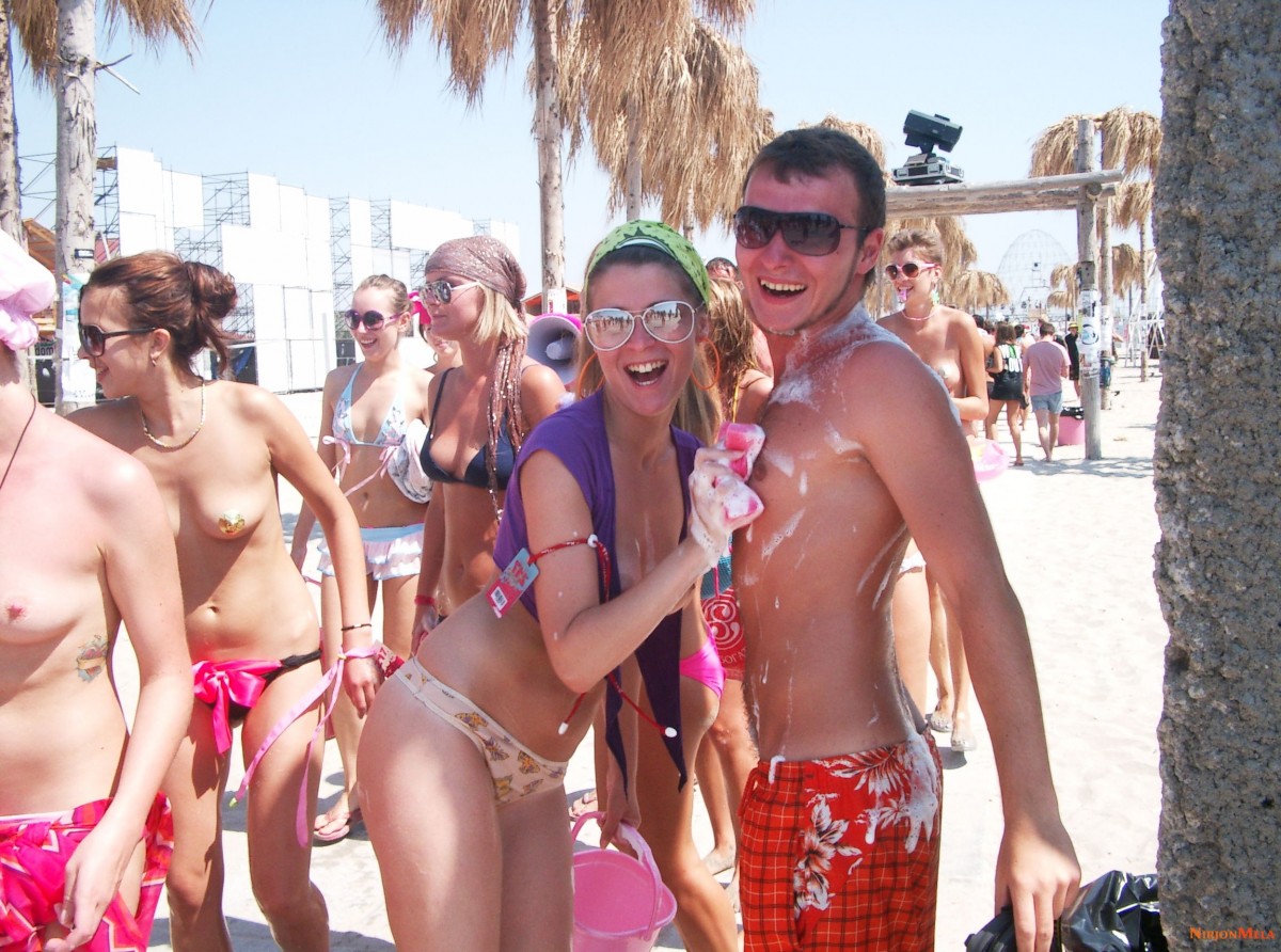 Nudism-Beach-Party-53297641.jpg