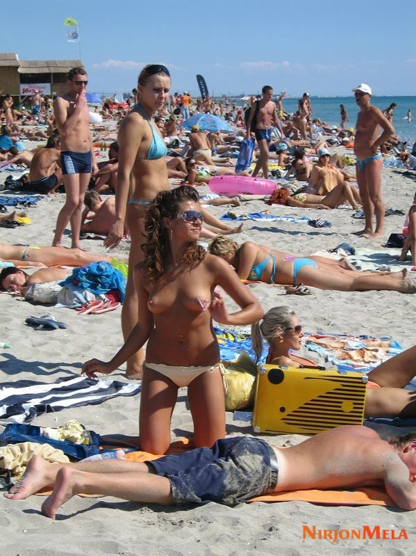 Nudism-Beach-Party-53376704.jpg