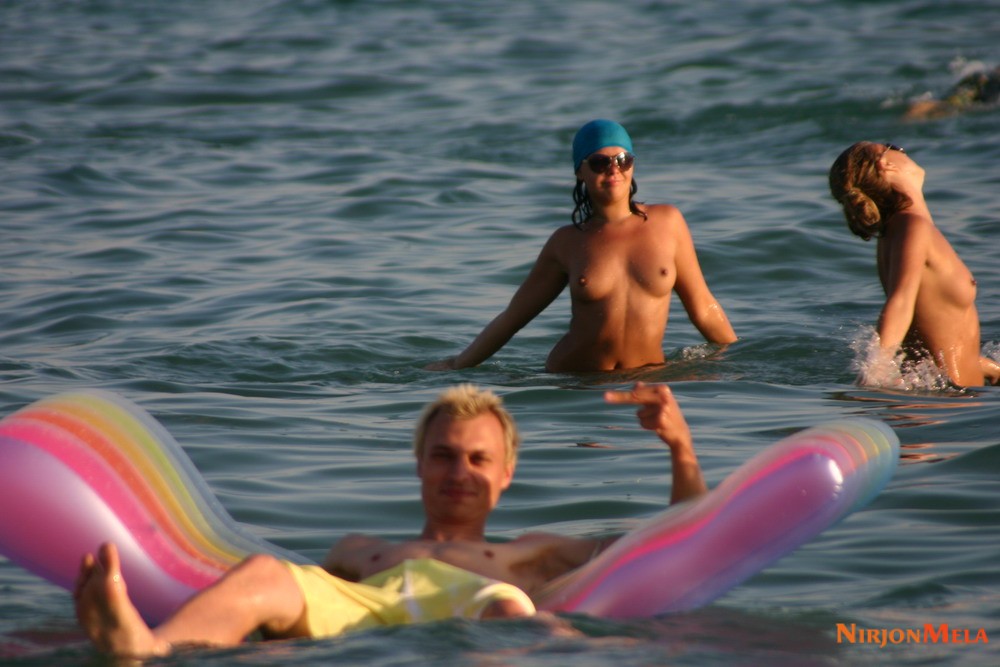 Nudism-Beach-Party-53488334.jpg