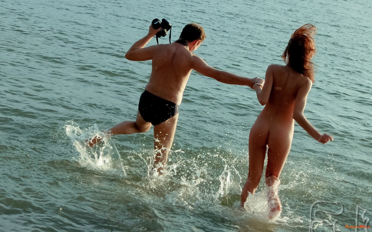 Nudism-Beach-Party-53532053.jpg