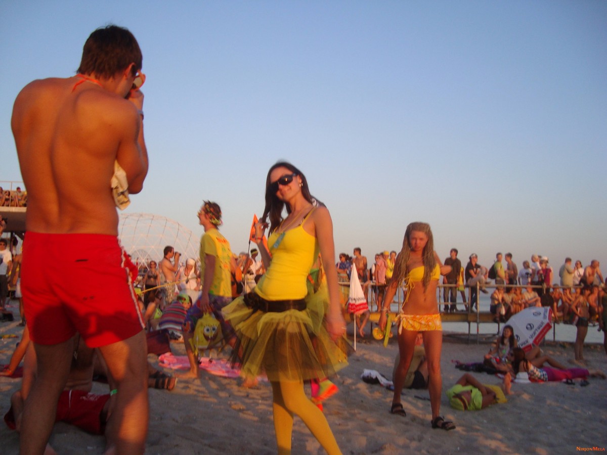 Nudism-Beach-Party-53667785.jpg