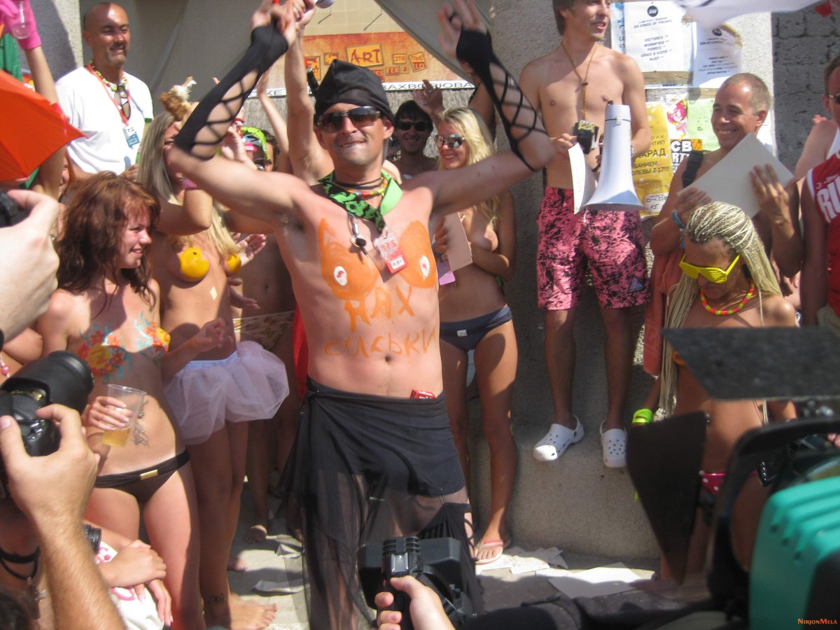 Nudism-Beach-Party-53686343.jpg