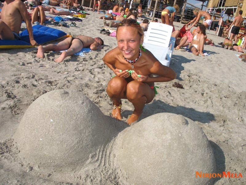 Nudism-Beach-Party-53686362.jpg