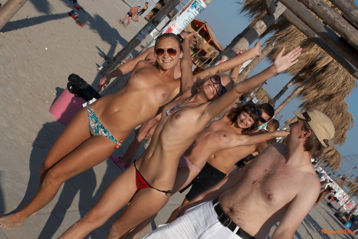 Nudism-Beach-Party-53767853.jpg